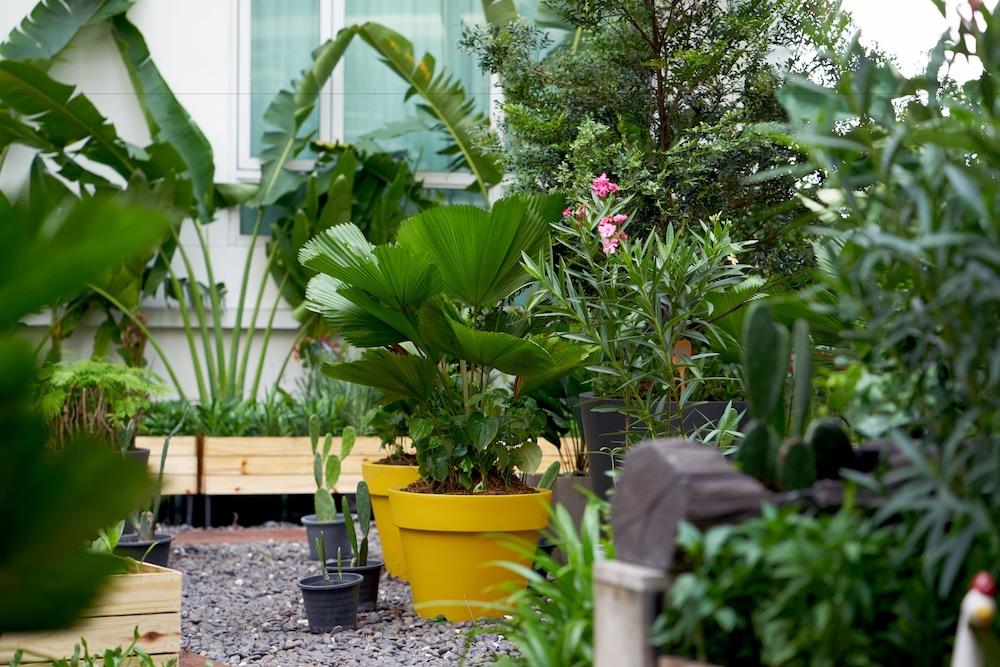 Dusit Suites Hotel Ratchadamri, Bangkok Zewnętrze zdjęcie A rooftop garden in Singapore