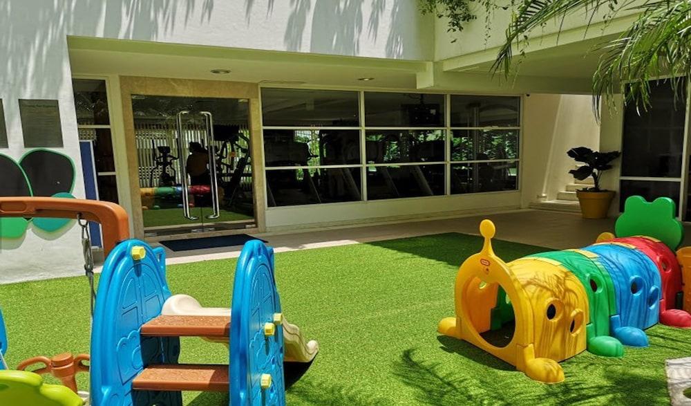 Dusit Suites Hotel Ratchadamri, Bangkok Zewnętrze zdjęcie The school's playground