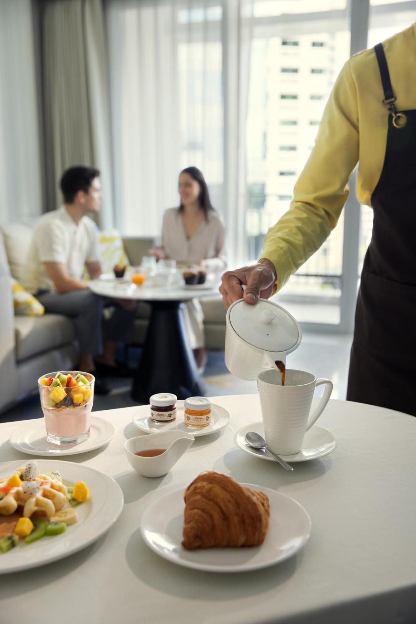 Dusit Suites Hotel Ratchadamri, Bangkok Zewnętrze zdjęcie A waiter serving coffee