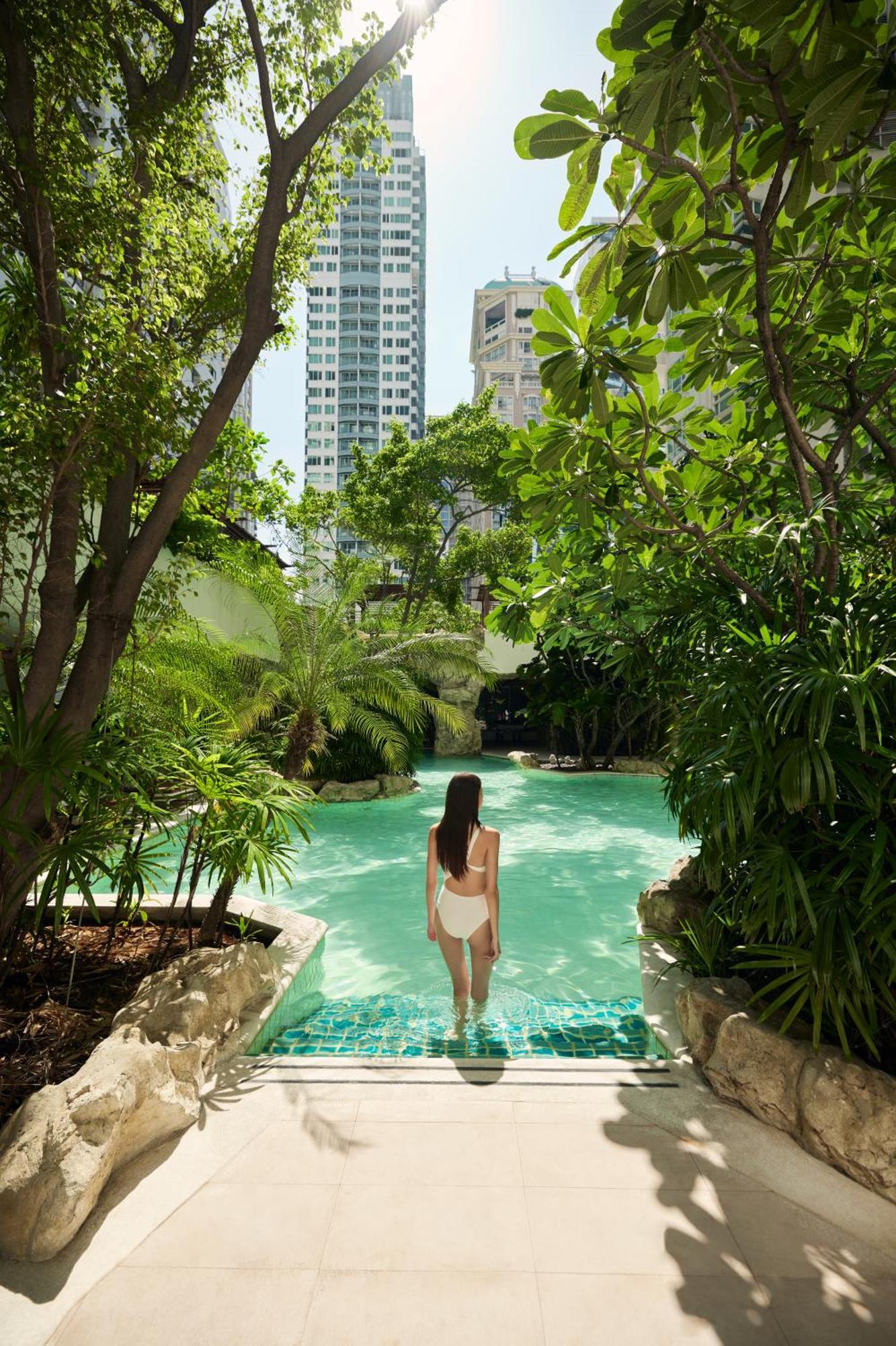 Dusit Suites Hotel Ratchadamri, Bangkok Zewnętrze zdjęcie The pool at the B2 resort