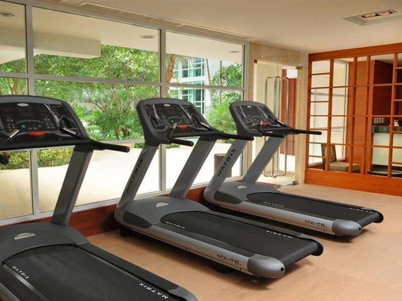 Dusit Suites Hotel Ratchadamri, Bangkok Zewnętrze zdjęcie Treadmills in a gym