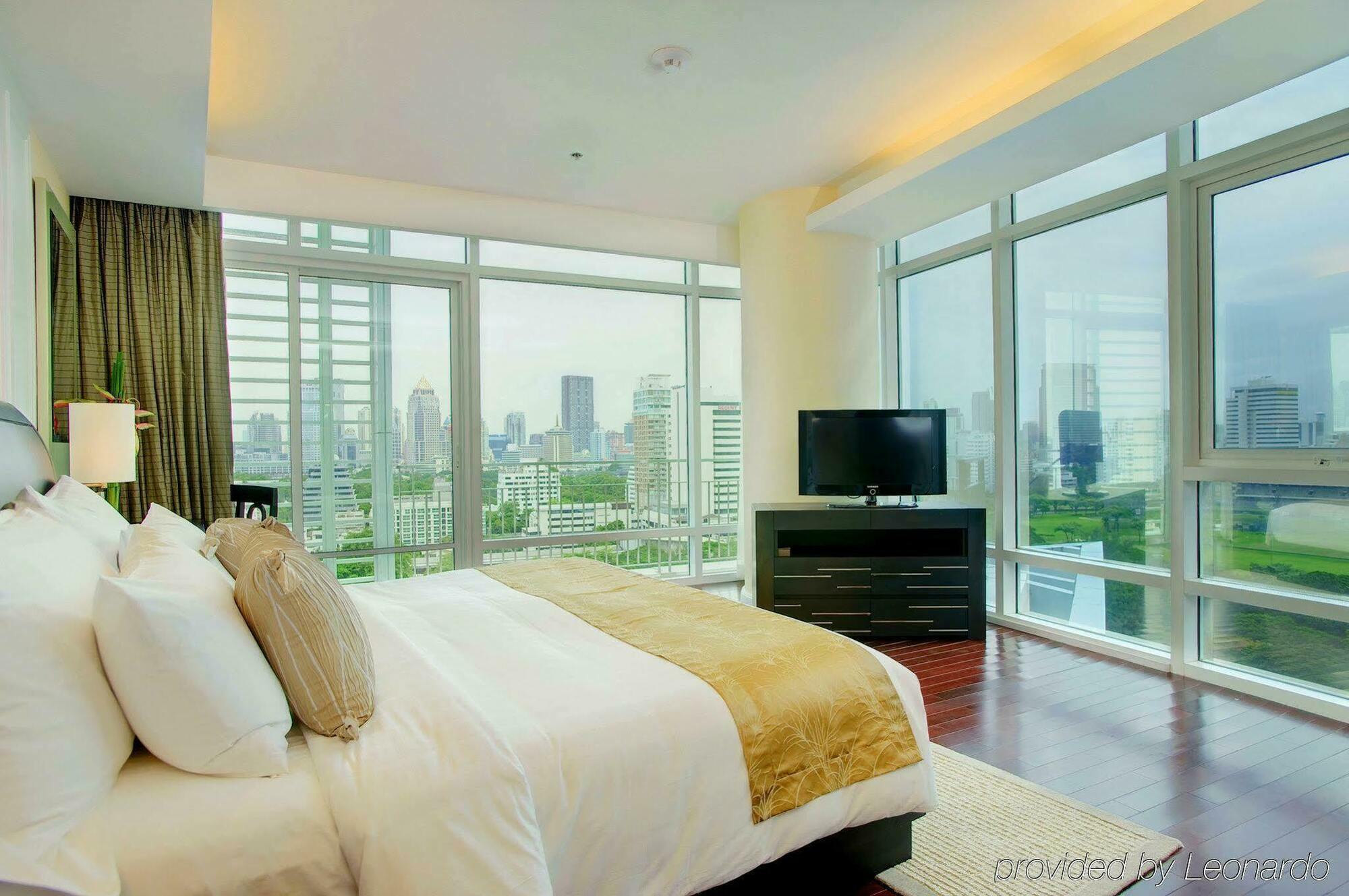 Dusit Suites Hotel Ratchadamri, Bangkok Pokój zdjęcie A bedroom at The Residences at Greenbelt