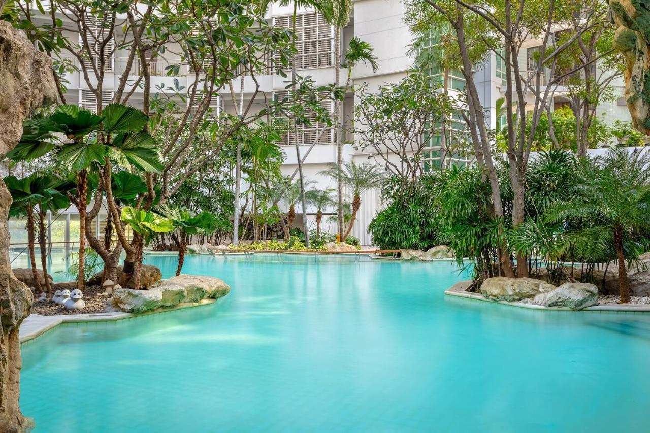 Dusit Suites Hotel Ratchadamri, Bangkok Zewnętrze zdjęcie The pool at the hotel
