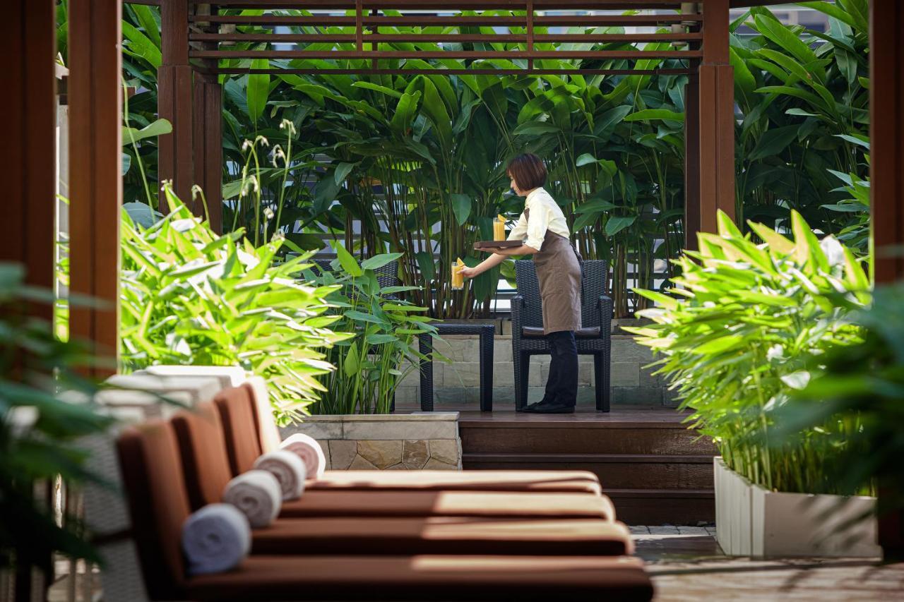 Dusit Suites Hotel Ratchadamri, Bangkok Zewnętrze zdjęcie A hotel staff serving drinks at a resort